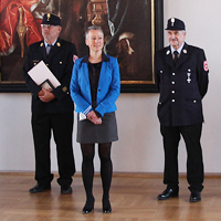 Regierungsvizepräsidentin Sabine Kahle-Sander mit geehrten Feuerwehrleuten.