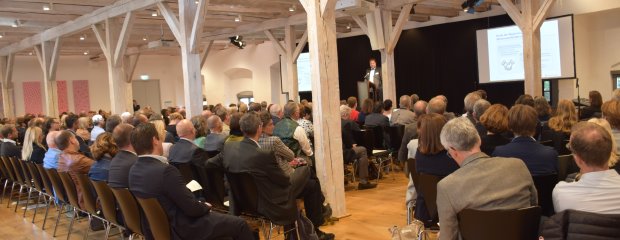 Foto des Tagungspublikums im Veranstaltungssaal Foto des Tagungspublikums im Veranstaltungssaal