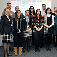 Gruppenbild der neuen Mitarbeitenden mit Regierungspräsidentin Frau Els