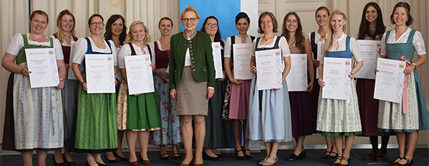 Gruppenfoto mit Regierungspräsidentin Maria Els 