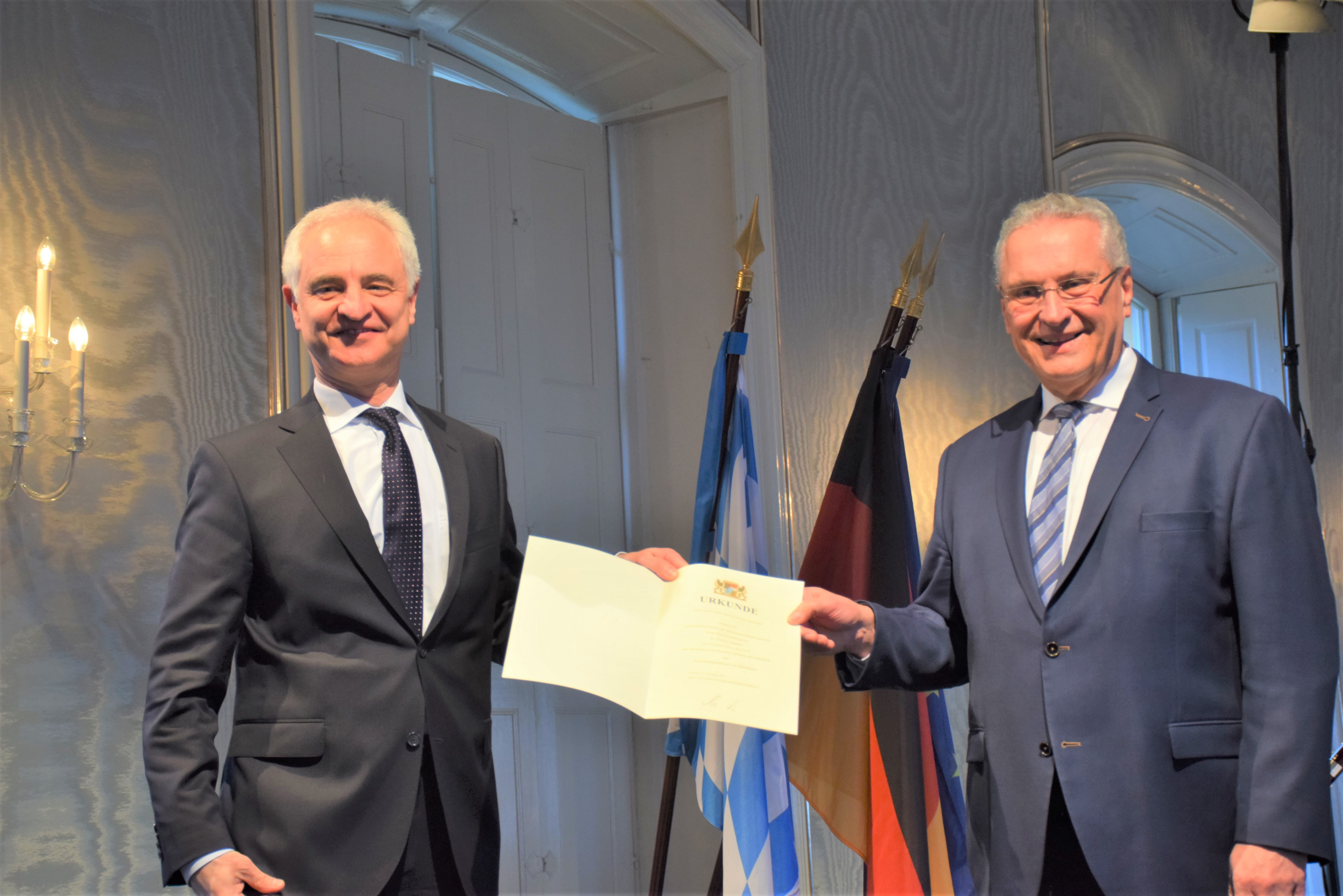 Bayerns Innenminister Joachim Herrmann führt Dr. Konrad Schober als neuen Präsidenten der Regierung von Oberbayern in sein Amt ein. Innenminister Joachim Herrmann und Dr. Konrad Schober