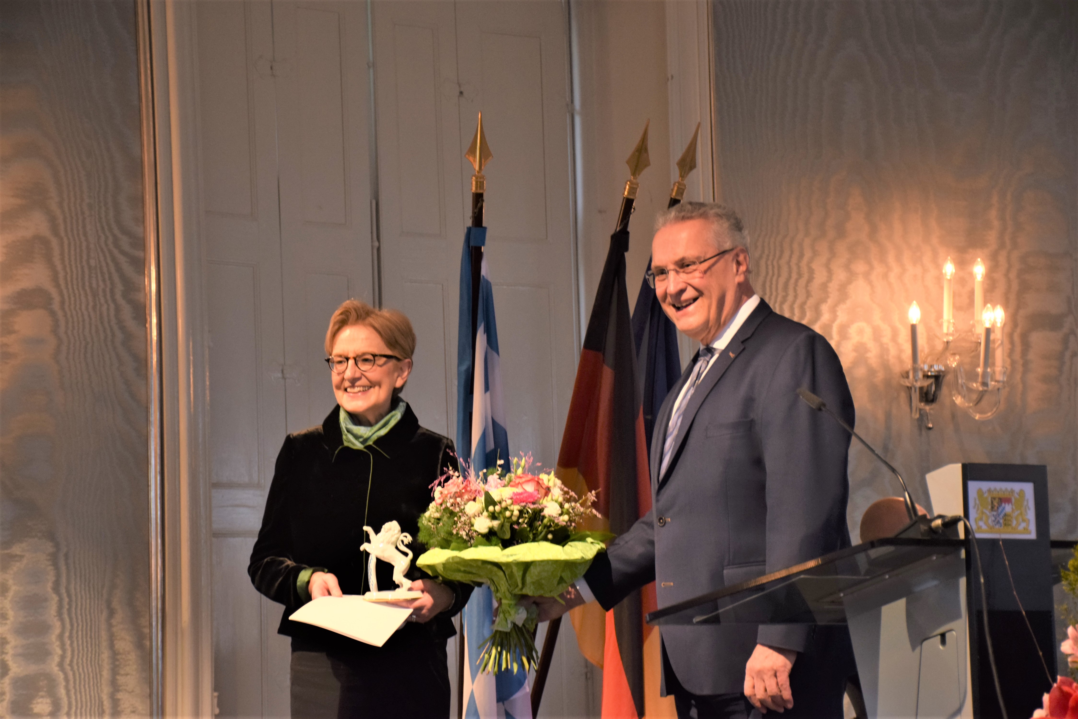 Nach vier Jahren an der Spitze der Regierung von Oberbayern verabschiedet Bayerns Innenminister Joachim Herrmann die bisherige Präsidentin Maria Els in den Ruhestand. Innenminister Joachim Herrmann und Präsidentin Maria Els
