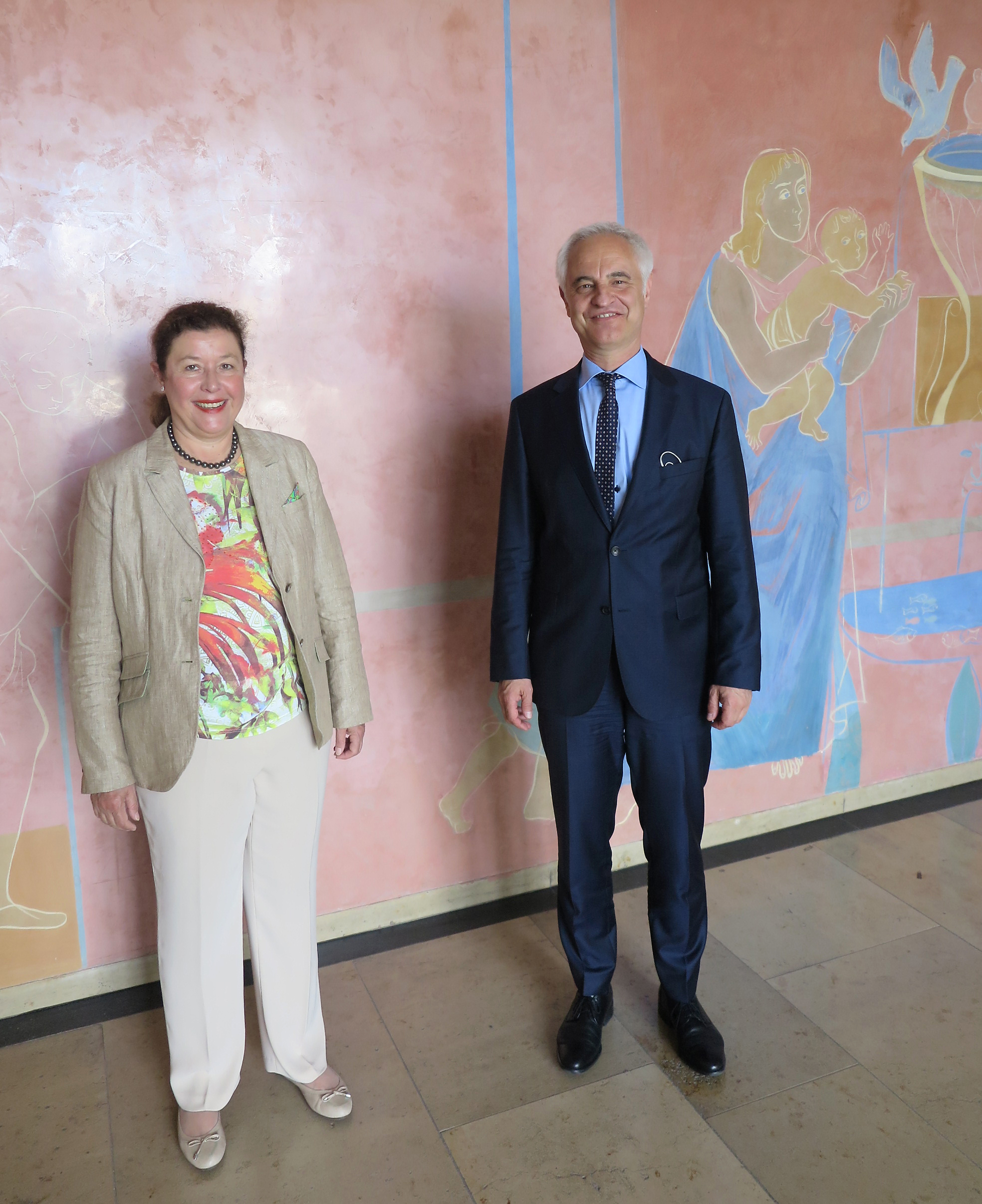 v.l.n.r.: Österreichische Generalkonsulin in München, Frau Dr. Eva Maria Ziegler und Regierungspräsident Dr. Konrad Schober Österreichische Generalkonsulin in München, Frau Dr. Eva Maria Ziegler und Regierungspräsident Dr. Konrad Schober
