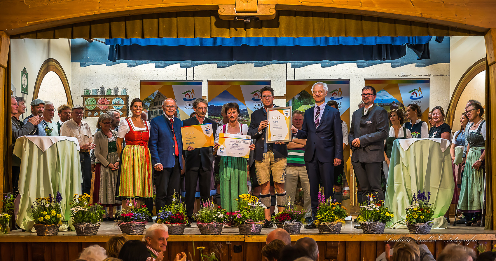 Gruppenbild zur Abschlussfeier des 27. Bezirksentscheids „Unser Dorf hat Zukunft“ in Grassau
