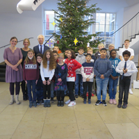 Christbaumschmücken im Foyer der Regierung von Oberbayern