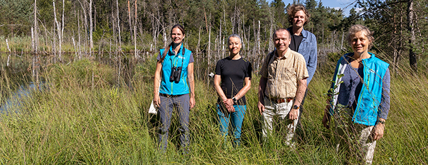 (v.l.n.r.): Hannah Heither (Biodiversitätsberaterin LRA TÖL), Frau Sabine Kahle-Sander (Regierungsvizepräsidentin von Oberbayern), Herr Ulrich Ehinger (Leiter Bereich 5 Umwelt, Gesundheit und Verbraucherschutz ROB), Herr Christopher Meyer (SG 51 – Naturschutz ROB) und Frau Elisabeth Pleyl (Klip-Managerin LRA TÖL) beim Ortstermin Mitte August. Biodiversität und Klimaschutz durch Moorrenaturierung - Ortstermin im Tölzer Land
