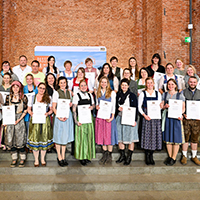 Gruppenbild Absolventinnen und Absolventen mit BZE-Urkunden