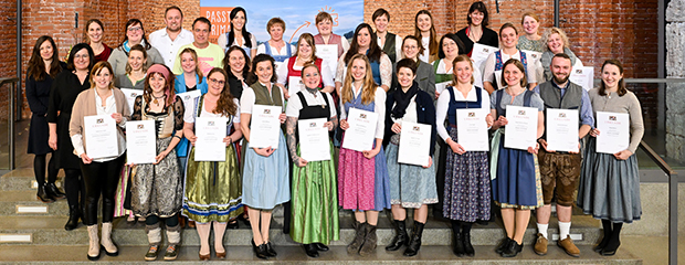 Absolventinnen und Absolventen der Betriebszweigentwicklungs-Seminare in Oberbayern Gruppenbild Absolventinnen und Absolventen mit BZE-Urkunden