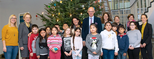 Förderschüler helfen beim Schmücken des Christbaums