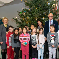 Förderschüler helfen beim Schmücken des Christbaums