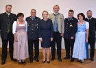 v.l.n.r.: Marco Kuhn (Landratsamt Miesbach), Frau Limmer, Karl Limmer (Kreisbrandinspektor), Regierungspräsidentin Maria Els, Wolfgang Rzehak (Landrat des Landkreises Miesbach), Anton Riblinger (Kreisbrandrat des Landkreises Miesbach), Begleitungen von Herrn Riblinger