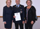 v.l.n.r.: Regierungspräsidentin Maria Els, Franz Haringer (Kreisbrandrat des Landkreises Altötting), Frau Haringer