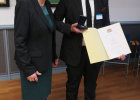 Regierungspräsidentin Maria Els und Florian Bayer (Öffentliche Anerkennung für eine Rettungstat).