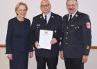 v.l.n.r.: Regierungspräsidentin Maria Els, Andreas Pröschkowitz (Kreisbrandinspektor), Willi Vogl (Kreisbrandrat des Landkreises Erding)