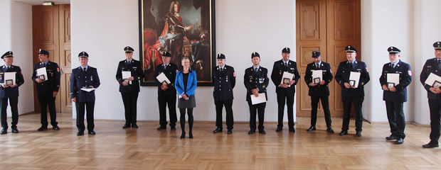 Regierungsvizepräsidentin Sabine Kahle-Sander empfängt verdiente Feuerwehrleute im Schloss Dachau.