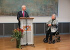 Regierungspräsident Dr. Konrad Schober händigt die Kommunale Verdienstmedaille in Silber an Eva Maria Caim aus. 