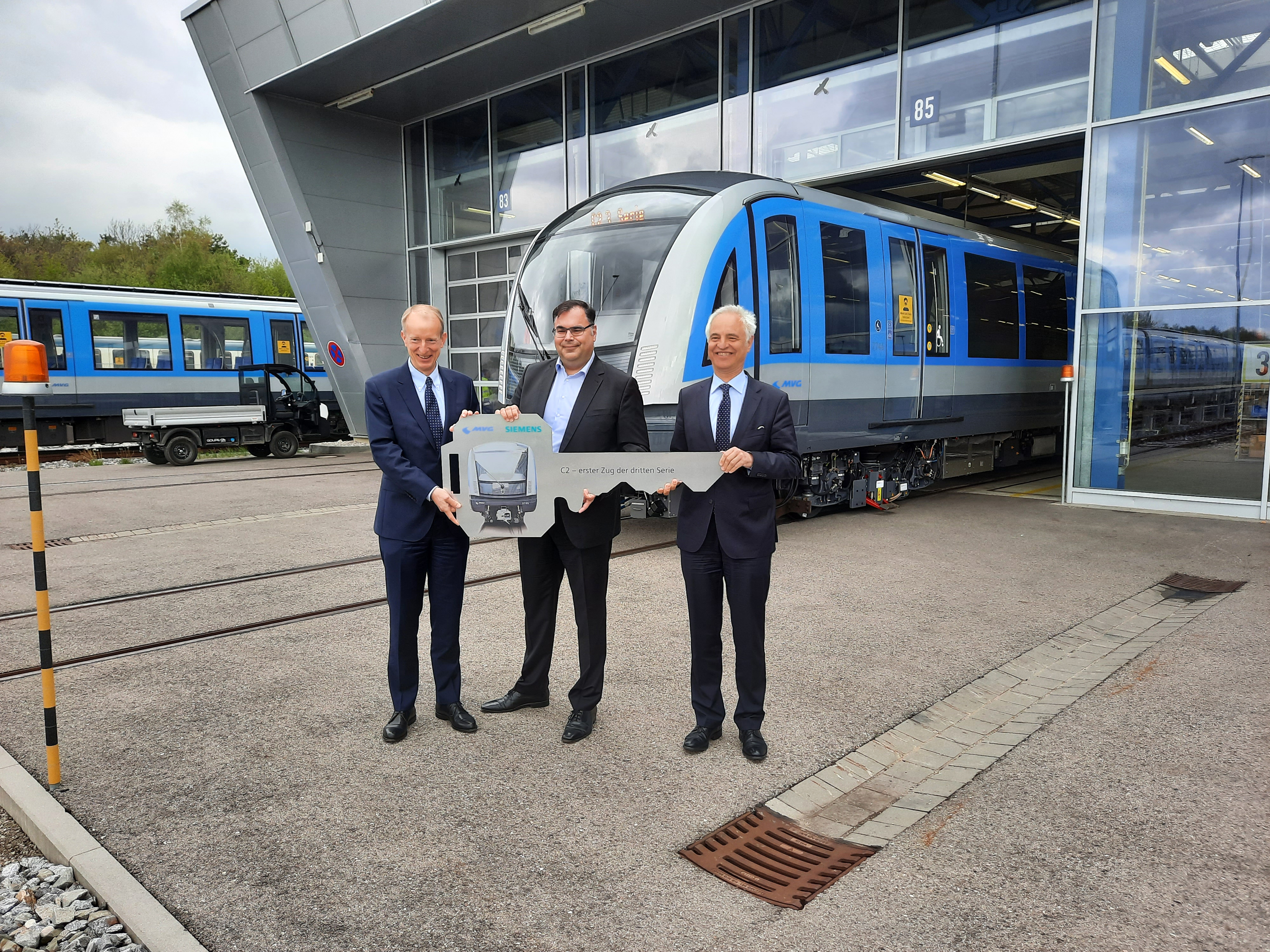 Übergabe des neuen Zuges aus der Serie C2.13 in Fröttmaning. V.l.n.r.: Albrecht Neumann, CEO Rolling Stock bei Siemens Mobility, Ingo Wortmann, Vorsitzender der Geschäftsführung der MVG, Regierungspräsident Dr. Konrad Schober Übergabe des neuen Zuges aus der Serie C2.13 in Fröttmaning. V.l.n.r.: Albrecht Neumann, CEO Rolling Stock bei Siemens Mobility, Ingo Wortmann, Vorsitzender der Geschäftsführung der MVG, Regierungspräsident Dr. Konrad Schober
