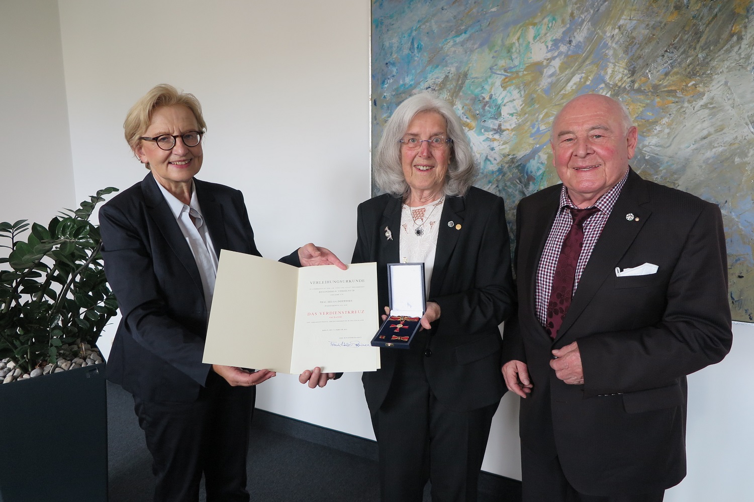Regierungspräsidentin Maria Els (l.) händigt Frau Helga Inderwies (2.v.l.) das Verdienstkreuz am Bande im Beisein ihres Ehemannes, Hellmuth Inderwies (r.), aus. Regierungspräsidentin Maria Els (l.) händigt Frau Helga Inderwies (2.v.l.) das Verdienstkreuz am Bande im Beisein ihres Ehemannes, Hellmuth Inderwies (r.), aus.