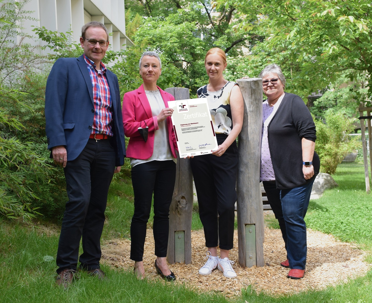 Regierungsvizepräsidentin Sabine Kahle-Sander (2.v.l.) und Audit-Beauftragte Julia Bauer (2.v.r.) freuen sich gemeinsam mit den Personalratsvorsitzenden Thomas Bauer (l.) und Sabine Hof (r.) über die erneute erfolgreiche Zertifizierung der Regierung von Oberbayern als familienfreundliche Arbeitgeberin. Regierungsvizepräsidentin Sabine Kahle-Sander (2.v.l.) und Audit-Beauftragte Julia Bauer (2.v.r.) freuen sich gemeinsam mit den Personalratsvorsitzenden Thomas Bauer (l.) und Sabine Hof (r.) über die erneute erfolgreiche Zertifizierung der Regierung von Oberbayern als familienfreundliche Arbeitgeberin.