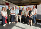 Gruppenfoto der Teilnehmerinnen und Teilnehmer der InnoTour Oberbayern im Landkreis München mit Regierungsvizepräsidentin Sabine Kahle-Sander (2.v.r.).