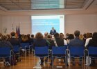 Die geladenen Gäste lauschen den Ausführungen von Innen- und Integrationsminister Joachim Herrmann bei seiner Festrede.       