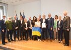 Ukraine-Sonderpreis: Rektor Jürgen Lang von der Mittelschule Feldkirchen-Westerham (5.v.r.) und sein Team freuen sich über den Ukraine-Sonderpreis für ihr Projekt „Schulische und kulturelle Integration ukrainischer Flüchtlinge“. Es gratulieren (v.r.) Regierungspräsident Dr. Konrad Schober, Regierungsvizepräsidentin Sabine Kahle-Sander, MdL Claudia Köhler, Innen- und Integrationsminister Joachim Herrmann sowie der stellvertretende Landrat des Landkreises Rosenheim, Sepp Hofer (6.v.r.) und Feldkirchen-Westerhams 1. Bürgermeister Hans Schaberl (2.v.r.).      