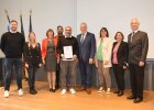 Kategorie Sport: Christian Hlatky (l.) und das Sozialraumteam West der Startklar Soziale Arbeit Rosenheim – Ebersberg gGmbH freuen sich über die Auszeichnung für das Rosenheimer Projekt „Bewegung im Westen“. Es gratulieren (v.r.) Regierungspräsident Dr. Konrad Schober, die Landtagsabgeordneten Gülseren Demirel und Claudia Köhler, Innen- und Integrationsminister Joachim Herrmann sowie die 3. Bürgermeisterin der Stadt Rosenheim, Gabriele Leicht (3.v.l.). 