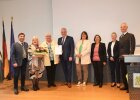 Kategorie Bildung: Dagmar Hoffmann (3.v.l.) und Andrea Moosavi (2.v.l.) vom Helferkreis Unterföhring freuen sich über die Auszeichnung für das Projekt „Integration durch Sprache“. Es gratulieren (v.r.n.l.) Regierungspräsident Dr. Konrad Schober, Regierungsvizepräsidentin Sabine Kahle-Sander, die Landtagsabgeordneten Gülseren Demirel und Claudia Köhler, Innen- und Integrationsminister Joachim Herrmann sowie Unterföhrings Bürgermeister Andreas Kemmelmayer (.l.)     