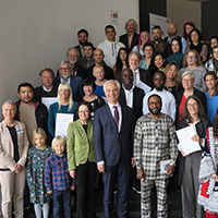 Gruppenfoto: Regierungspräsident Dr. Konrad Schober (vorne, Mitte), Regierungsvizepräsidentin Sabine Kahle-Sander (vorne, links) und die Integrationsbeauftragte der Bayerischen Staatsregierung, Gudrun Brendel-Fischer, MdL (vorne, 4. v.l.) mit den Preisträgerinnen und Preisträgern des Oberbayerischen Integrationspreises 2023.