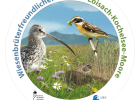 Plakette: Wiesenbrüterfreundlicher Betrieb, Loisach-Kochelsee-Moore; Logos: Benediktbeuern, Landratsamt Bad Tölz, Gebietsbetreuer in Bayern, LBV 