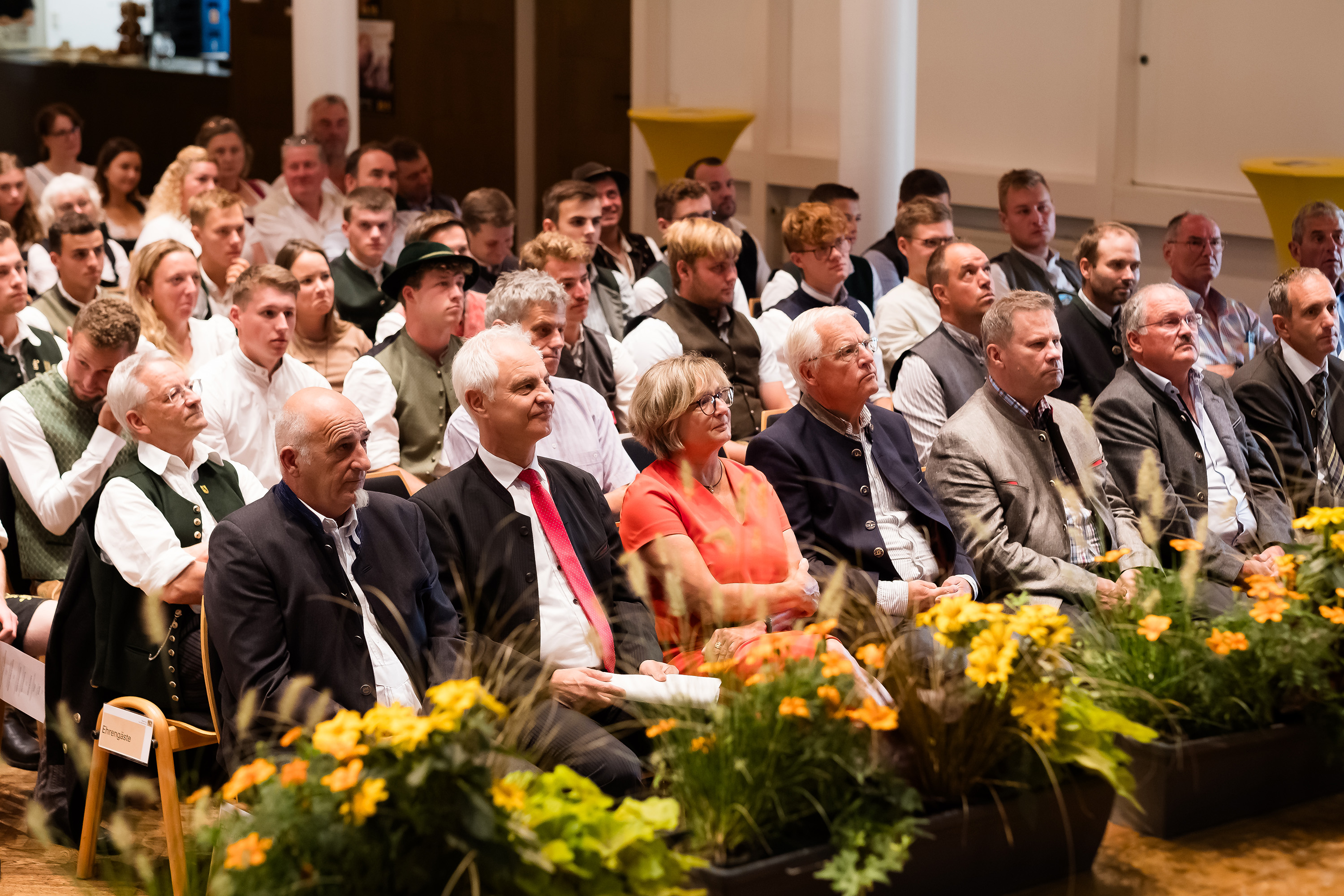 Publikum in Grafing mit Regierungspräsident Dr. Konrad Schober (erste Reihe, zweiter v.l.) und Leiterin Bereich 6 Frau Spitzer (erste Reihe, dritte v.l.) Publikum in Grafing, Link öffnet große Ansicht des Bildes